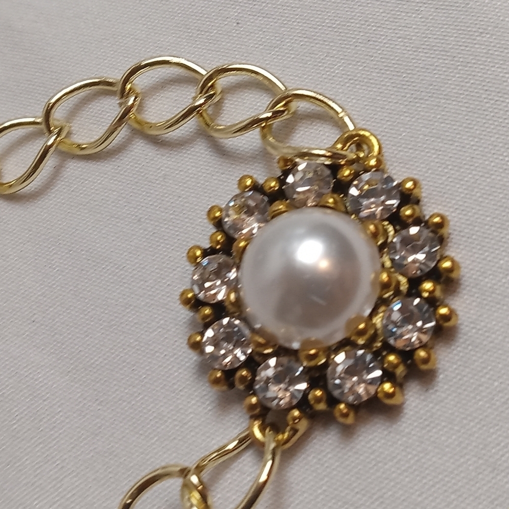 Hand Crafted Gold and Pearl Bracelet with Intricate Detailing - Picture 3 of 5